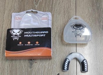 Boksa zobu aizsargs MMA un sportam ar futrāli, melns-caurspīdīgs