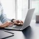 Apsauginis dėklas Spigen AirSkin, skirtas MacBook Air 13\" (M2–M5), Frost Clear