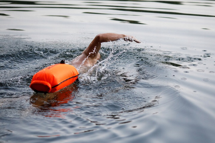 TSUNAMI Inflatable Swim Buoy, Safety Float for Open Water Swimmers, Triathletes, Kayakers and Snorkelers / Waterproof... (1)