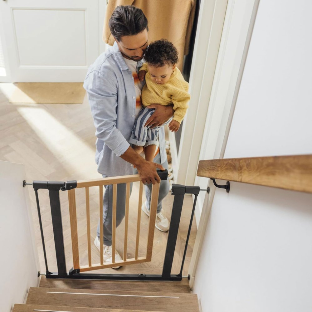 Adjustable safety gate for stairs and doors 74–80 cm, metal and wood (3)