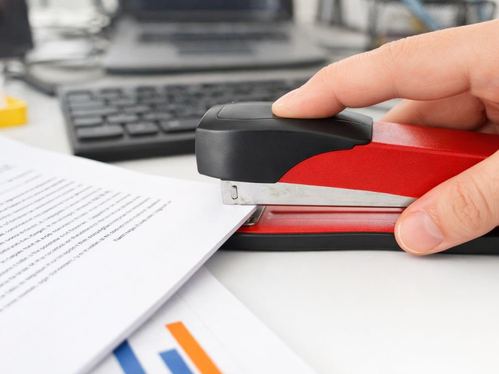Heavy Duty Metal Office Stapler Ergonomic Desktop Stapler, Red Black